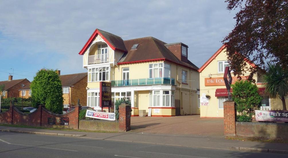 Skyways Hotel Slough Bagian luar foto