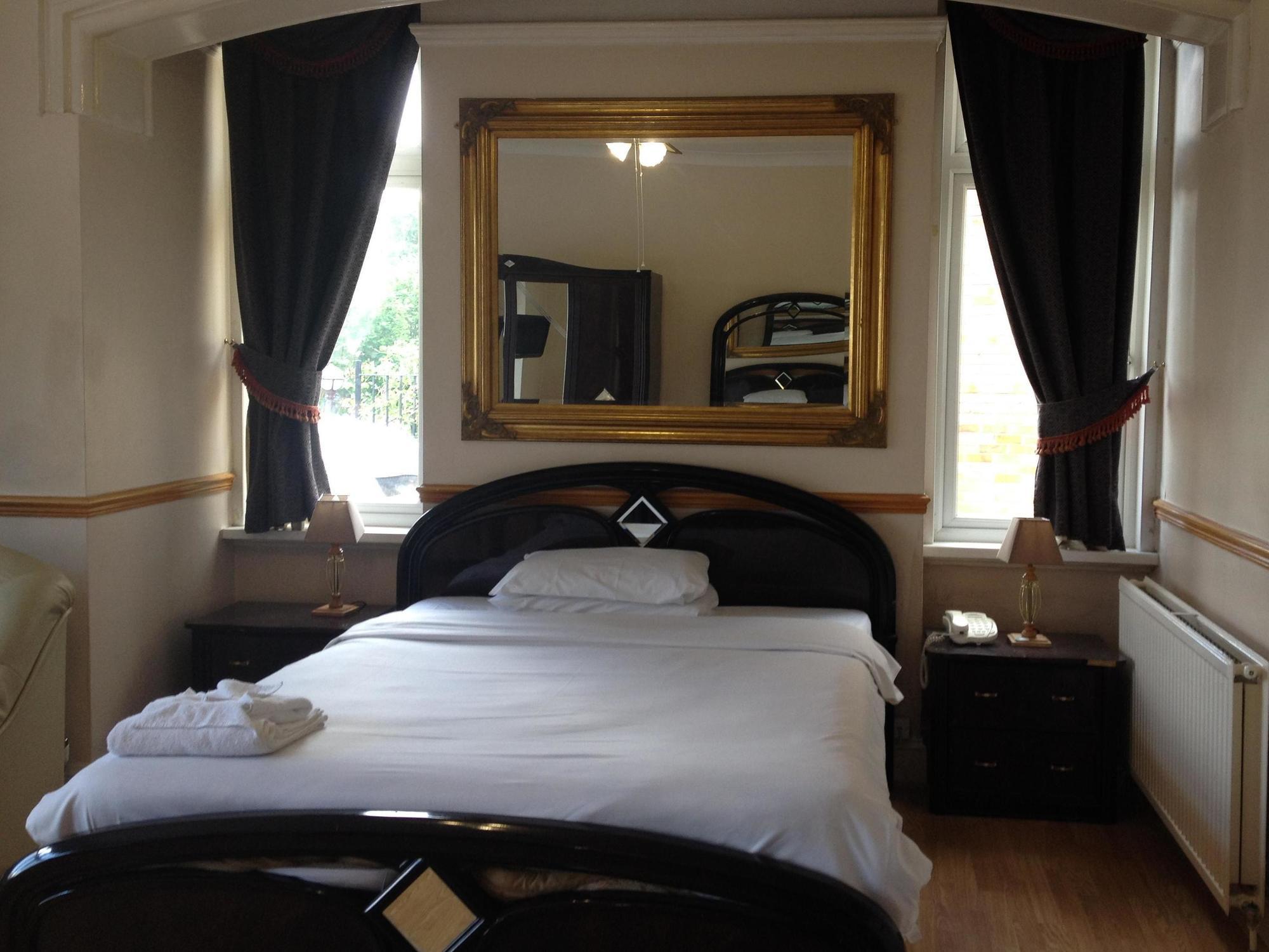 Skyways Hotel Slough Bagian luar foto