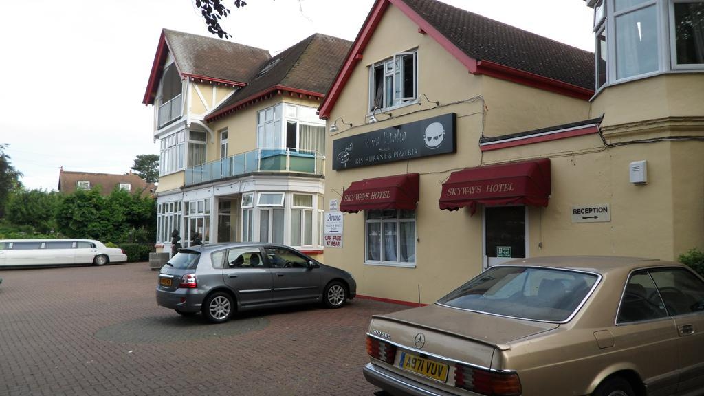 Skyways Hotel Slough Bagian luar foto