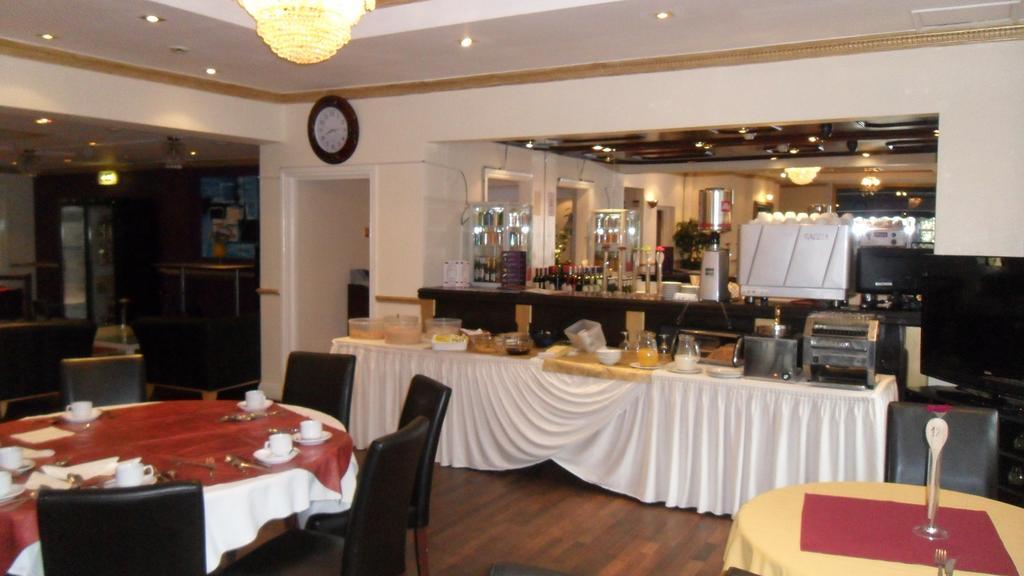 Skyways Hotel Slough Bagian luar foto