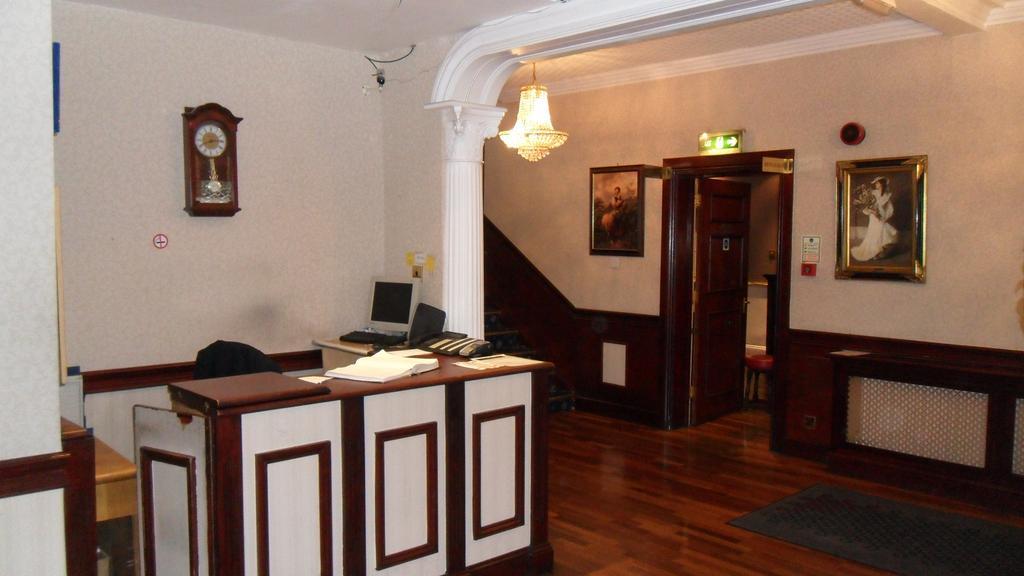 Skyways Hotel Slough Bagian luar foto