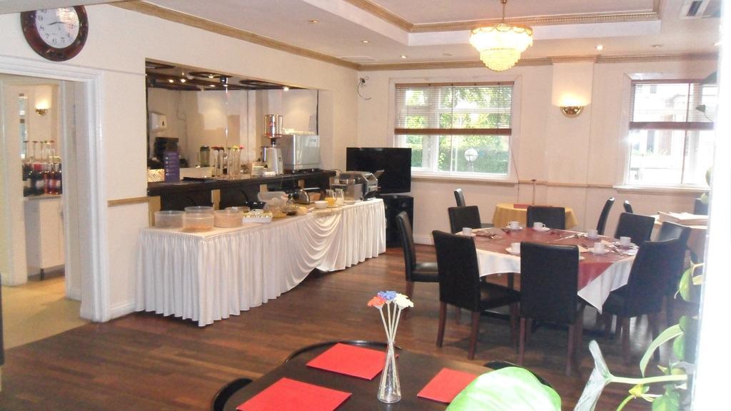 Skyways Hotel Slough Bagian luar foto