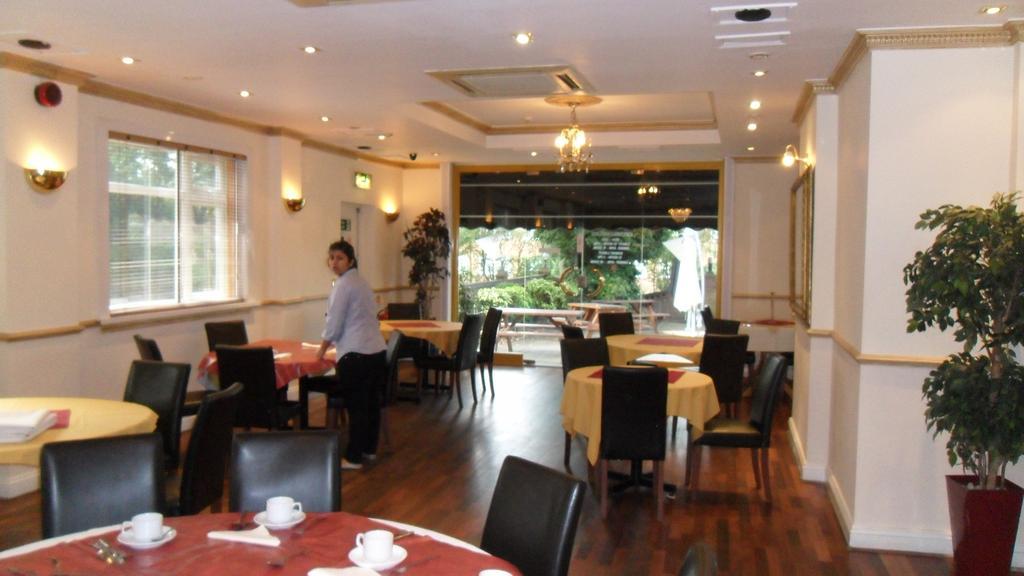 Skyways Hotel Slough Bagian luar foto