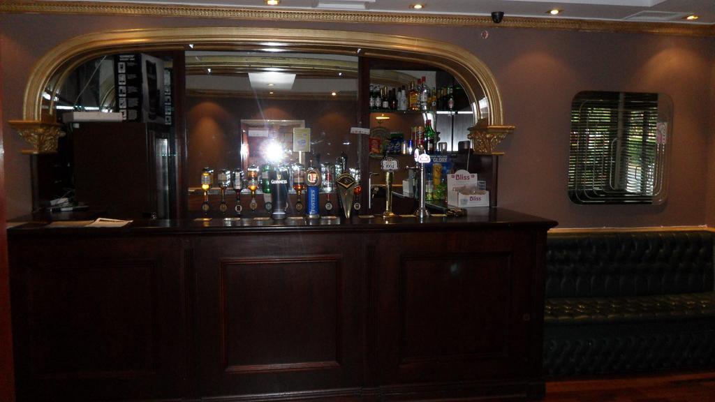 Skyways Hotel Slough Bagian luar foto