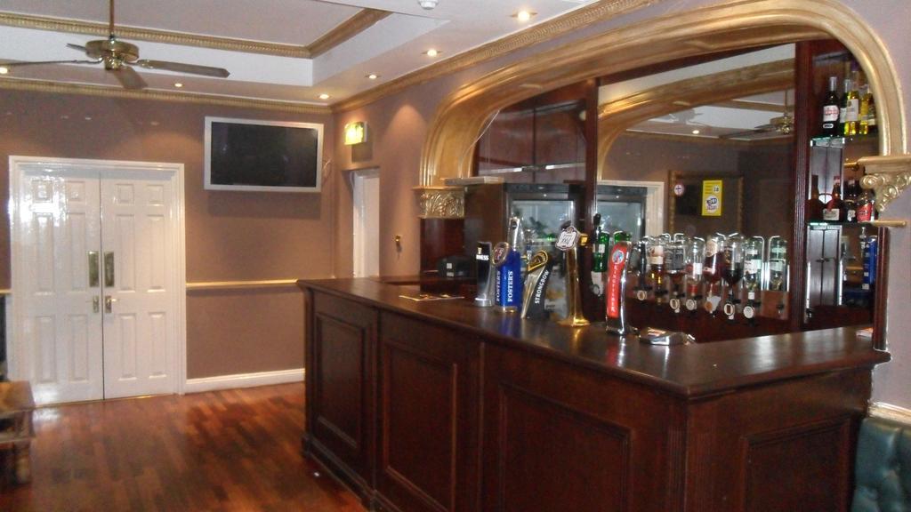 Skyways Hotel Slough Bagian luar foto